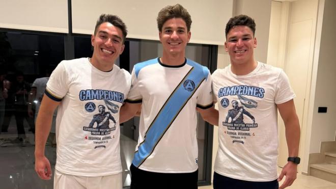 Julián Álvarez junto con sus hermanos (@juliaanalvarez)