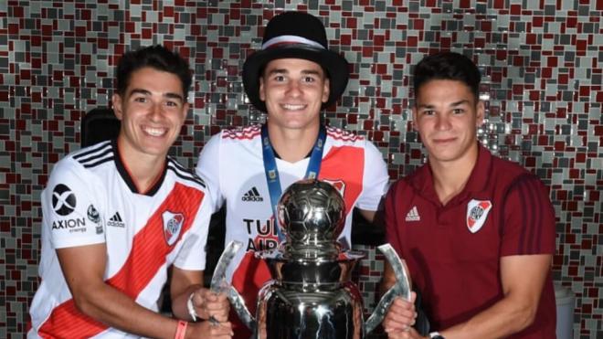 Julián Álvarez junto con sus hermanos (@agualvarez3)