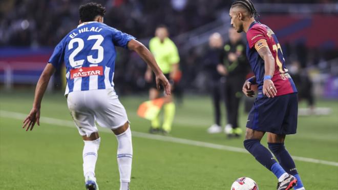 Omar El Hilali y Raphinha en el derbi de la primera vuelta (Foto: Europa Press)