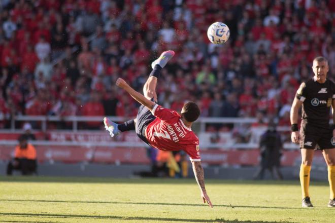 El golazo de Santiago Montiel de chilena (Foto: @independiente).