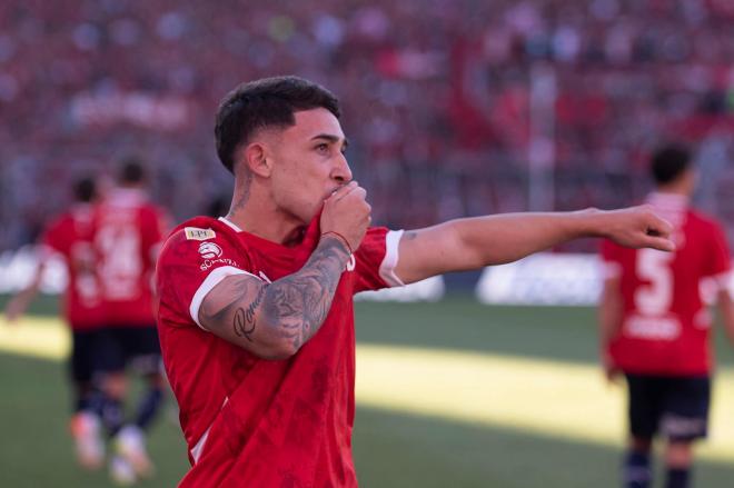 Santiago Montiel celebra su golazo (Foto: @Independiente).