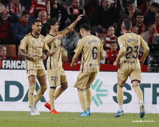 Los jugadores del Eibar celebran un gol en Granada (Foto: LALIGA).