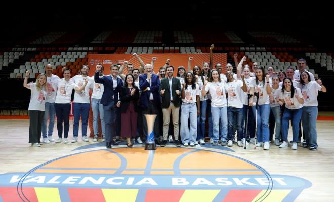 Las chicas de Valencia Basket celebran con la afición el tercer título de LF Endesa consecutivo