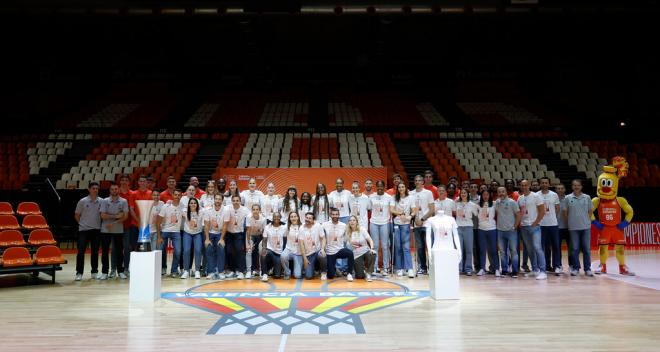 Las chicas de Valencia Basket celebran con la afición el tercer título de LF Endesa consecutivo