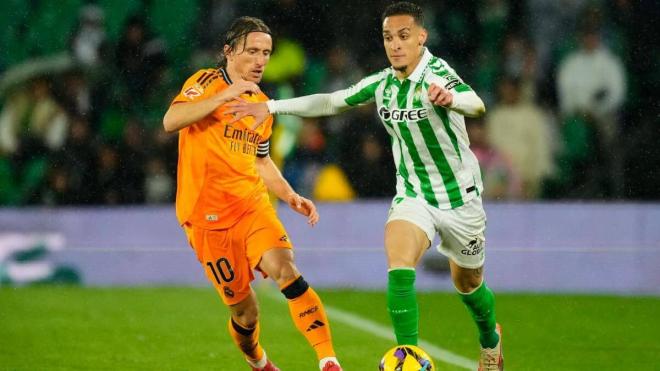 Luka Modric y Antony, durante el Betis-Real Madrid (Foto: Cordon Press).