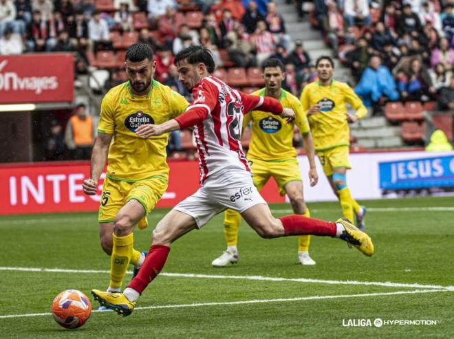 Nico Serrano busca un centro en el Sporting-Deportivo (Foto: LALIGA).