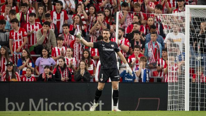 Gesto de Unai Simón ante el Alavés en San Mamés (Foto: Athletic Club).