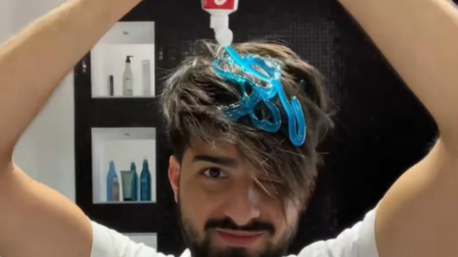 Usuario de TikTok haciendo el truco viral para hidratar el cabello con pasta de dientes y limón (Freepik: @colucci_hairstylist)