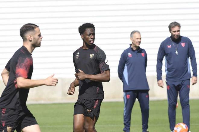 Sambi Lokonga, en el entrenamiento de este lunes en la ciudad deportiva (Foto: Kiko Hurtado)