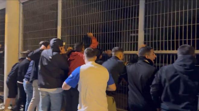 La afición estalla contra los jugadores en el Nuevo Colombino. (Foto: Carlos Martínez Brea)