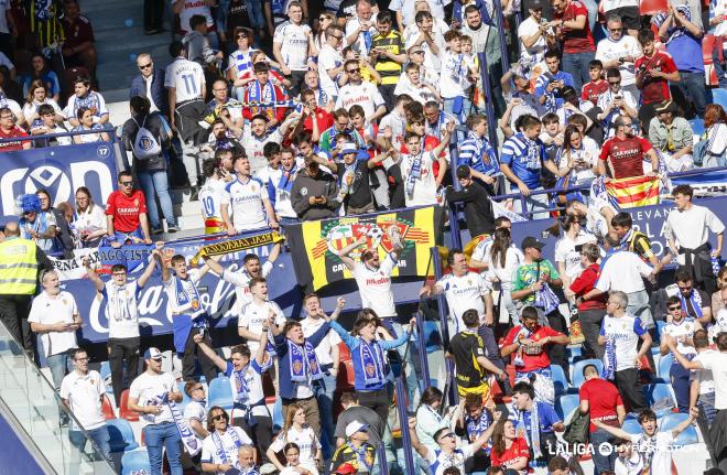 La afición del Real Zaragoza, en la grada visitante del Ciutat de Valencia (Foto: LALIGA).