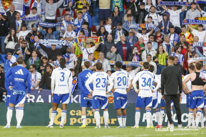La plantilla del Real Zaragoza, ante la afición en La Romareda (Foto: LALIGA).
