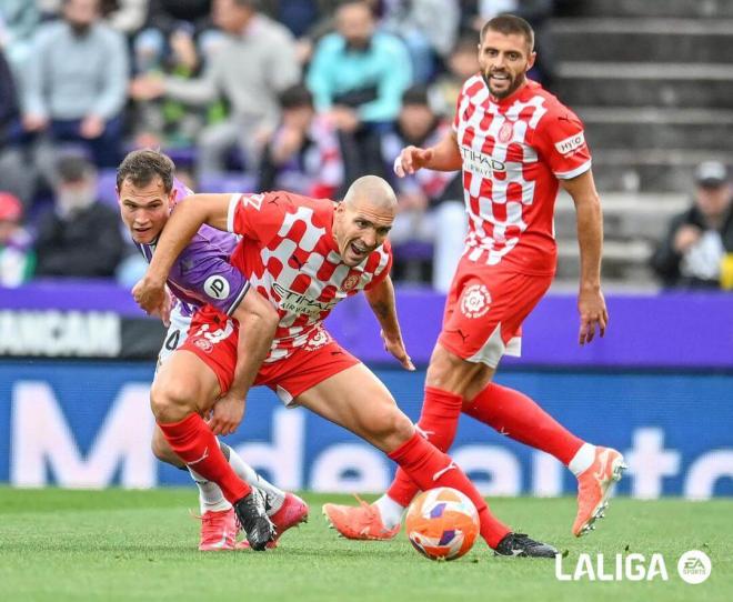 Jugada del Girona-Real Valladolid (FOTO: LALIGA).