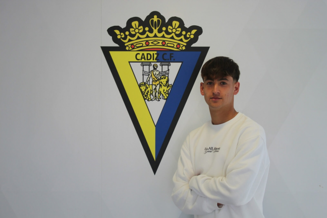Ismael Álvarez renueva con el club gaditano. (Foto: Cádiz CF)