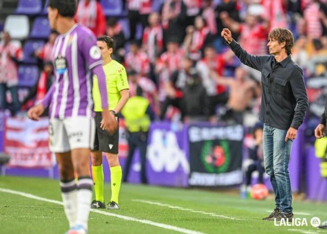 Jugada del Girona-Real Valladolid (FOTO: LALIGA).