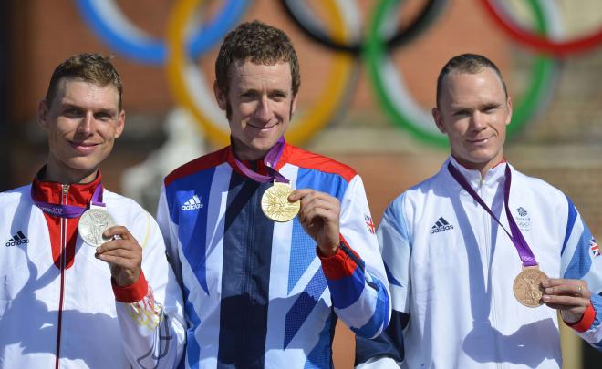 Bradley Wiggins posa con uno de sus oros en Londres 2012 (Foto: Cordon Press).
