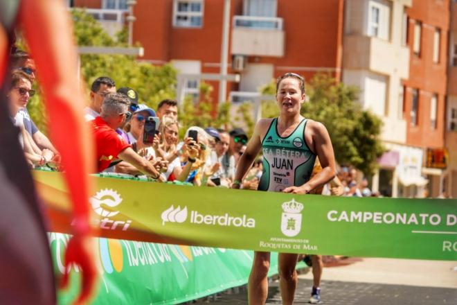 Juan, triatleta del CEA Bétera, llega a la meta.