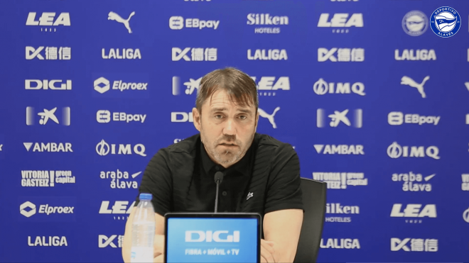 Coudet, en rueda de prensa del Deportivo Alavés.