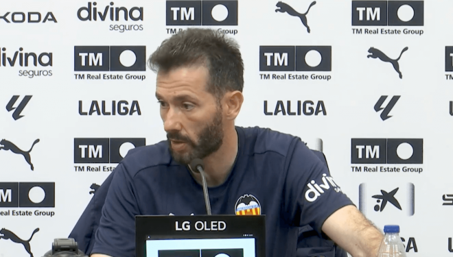 Baptiste Santamaría con Carlos Corberán (Foto: Valencia CF)