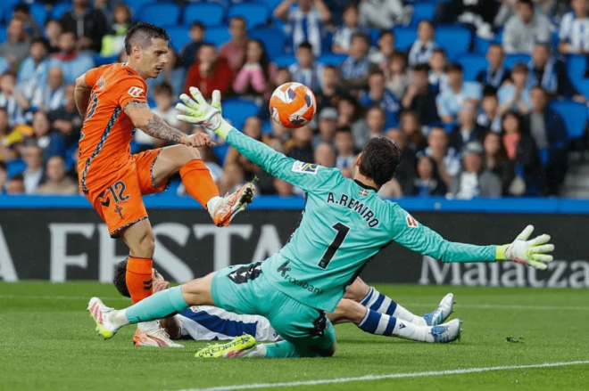 Acción del gol de Alfon ante Remiro (Foto: EFE).