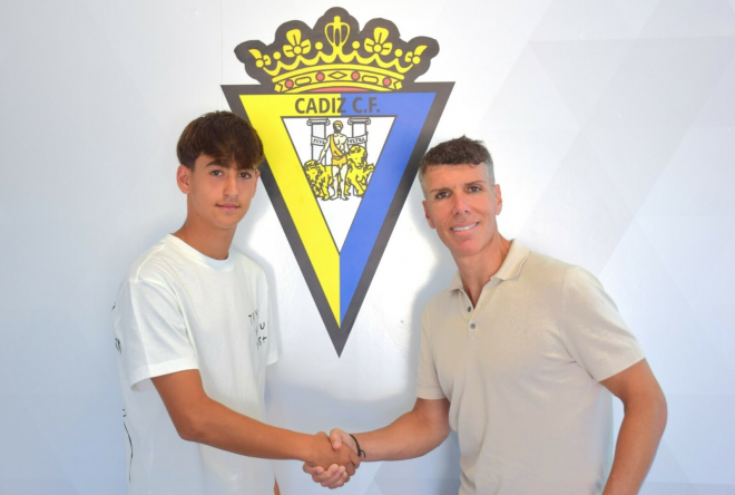 Ismael Álvarez renueva con el club gaditano. (Foto: Cádiz CF)