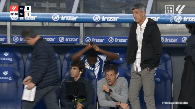 Hamari Traoré, enfadado en el banquillo durante el Real Sociedad-Celta.