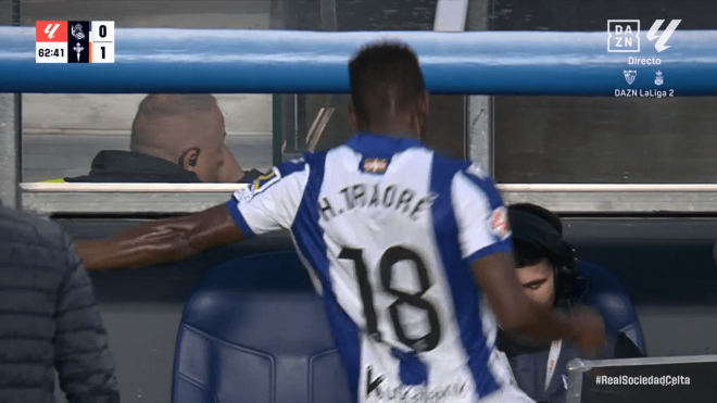 Hamari Traoré se marcha dando una patada al banquillo en el Real Sociedad-Celta.