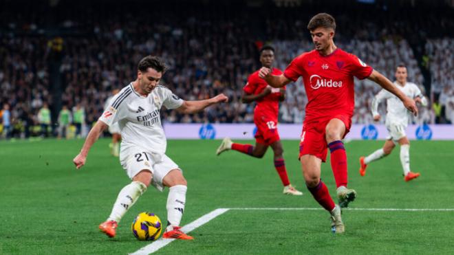 Brahim contra Kike Salas en el Bernabéu (Cordon Press)
