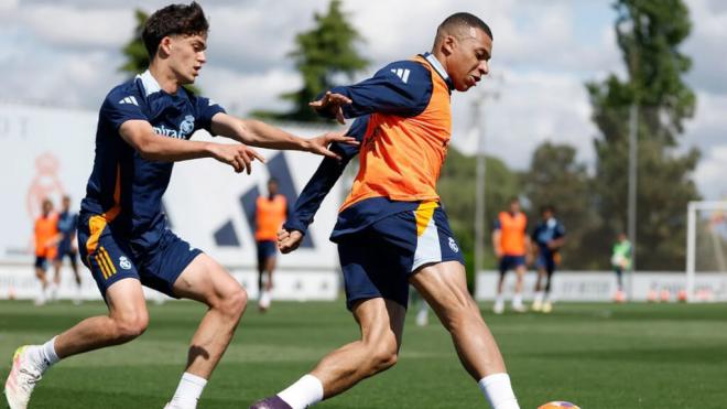 Kylian Mbappé junto a Mario Rivas (Real Madrid)