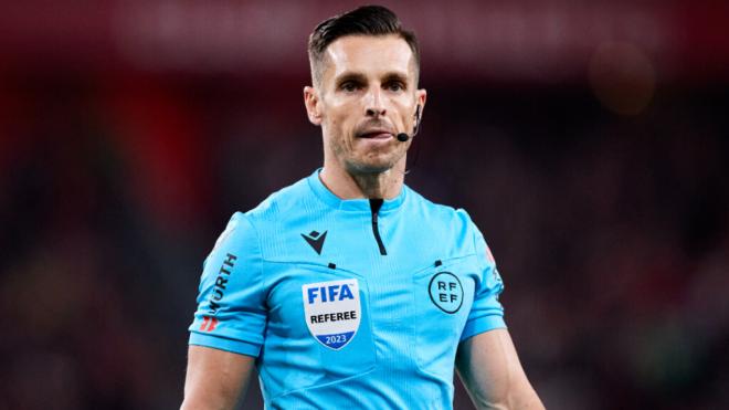 Del Cerro Grande, elegido árbitro VAR para la final de la UEFA Europa League (Europa Press)