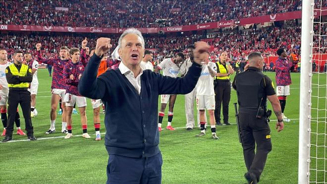 La celebración de Joaquín Caparrós (Foto: Kiko Hurtado).