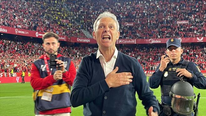 La celebración de Joaquín Caparrós tras ganar a Las Palmas (Foto: Kiko Hurtado).
