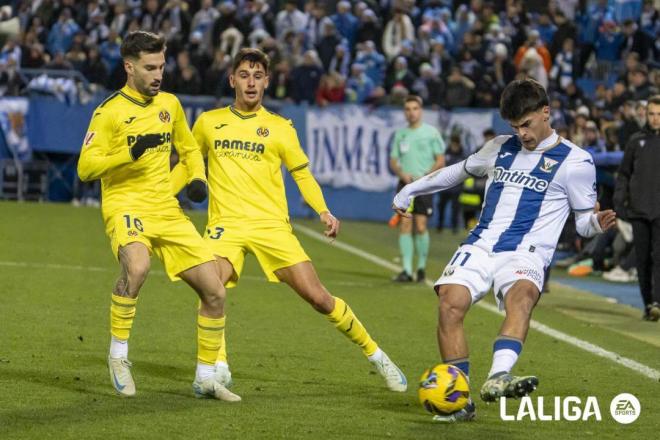 Álex Baena y Sergi Cardona defienden a Juan Cruz en el Leganés-Villarreal (Foto: LALIGA).