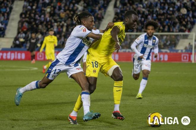 Yvan Neyou presiona a Pape Gueye en el Leganés-Villarreal (Foto: LALIGA).