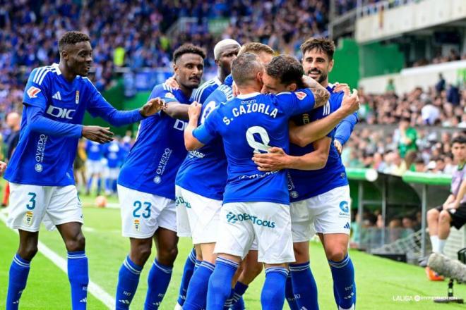 Los jugadores del Real Oviedo celebran el gol de Dani Calvo en Santander (Foto: LALIGA).