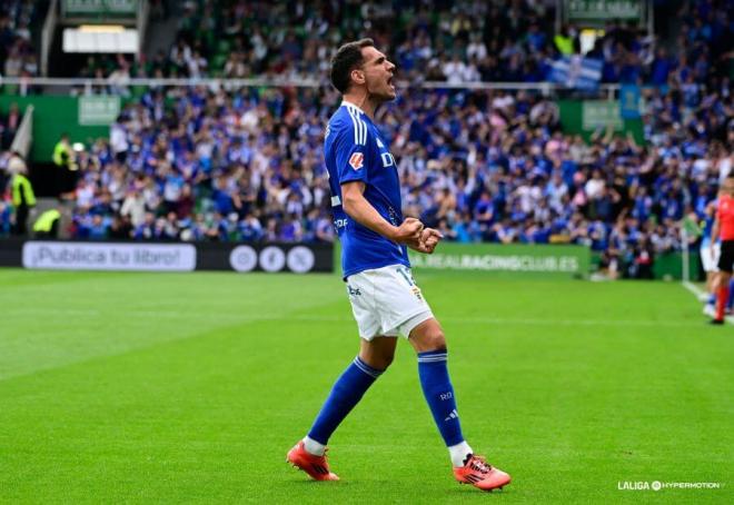 Dani Calvo celebra su gol en el Racing de Santander-Real Oviedo (Foto: LALIGA).