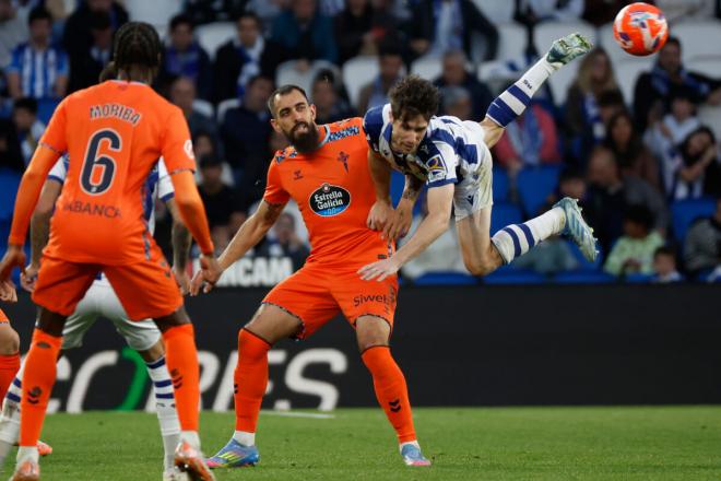 Aritz Elustondo despeja un balón delante de Borja Iglesias en el Real Sociedad-Celta (Foto: EFE).
