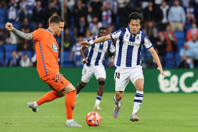 Take Kubo presiona a Mihailo Ristic en el Real Sociedad-Celta (Foto: Cordon Press).