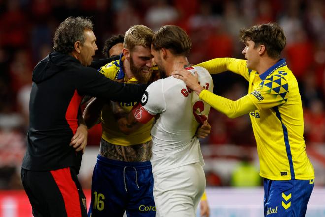 Oliver McBurnie y Nemanja Gudelj se encaran en el Sevilla-Las Palmas (Foto: Cordon Press).