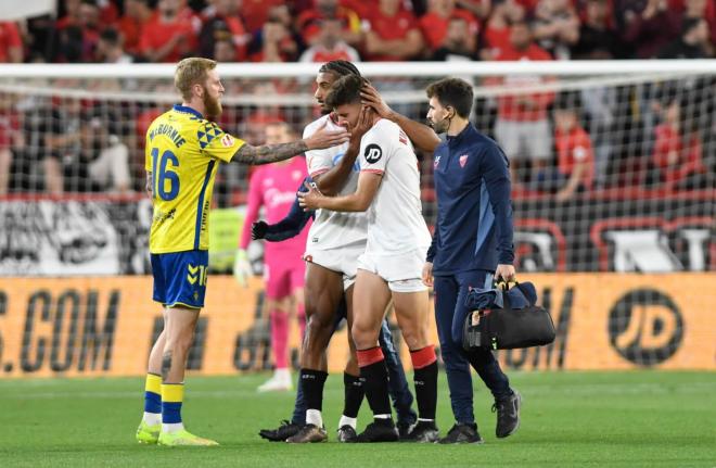 Kike Salas, consolado por Badé y McBurnie tras lesionarse (Foto: Kiko Hurtado).