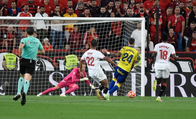Januzaj prueba a Nyland en el Sevilla-Las Palmas (Foto: Kiko Hurtado).