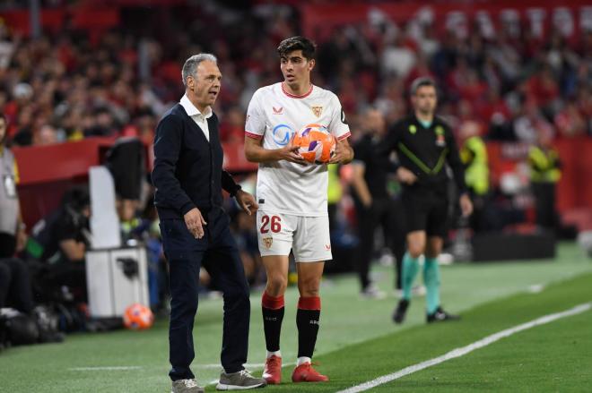 Juanlu y Caparrós, en el Sevilla-Las Palmas (Foto: Kiko Hurtado).