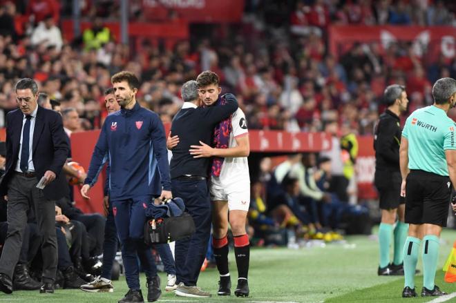 Kike Salas se retira lesionado del Sevilla-Las Palmas (Foto: Kiko Hurtado).
