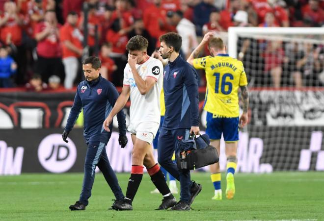 Kike Salas se retira lesionado del Sevilla-Las Palmas (Foto: Kiko Hurtado).