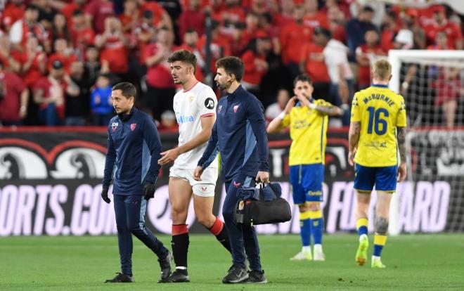 Kike Salas se retira lesionado del Sevilla-Las Palmas (Foto: Kiko Hurtado).