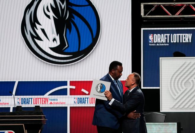 Momento de Dallas Mavericks en el sorteo del draft (Foto: Cordon Pres)