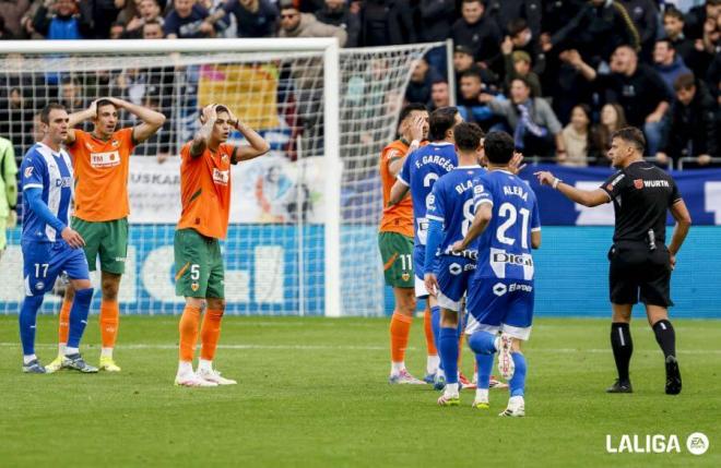 Gil Manzano y los jugadores del Alavés y el Valencia tras señalar penalti (Foto: LaLiga).