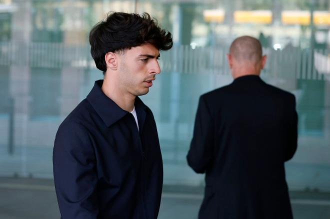 Álvaro Aguado, a su llegada al juicio acusado de agresión sexual (Foto: EFE).