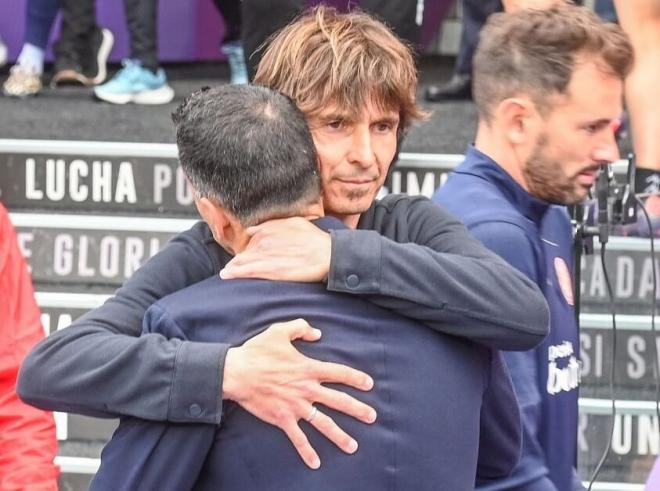 Álvaro Rubio se abraza a Míchel.