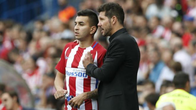 Ángel Correa y el Cholo Simeone, en un partido del Atlético de Madrid (Fuente: Redes sociales)